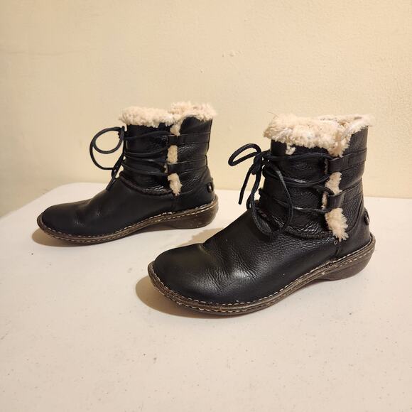 UGG Caspia Women's Sz US 7 Black Leather Ankle Boots Shearling Lined Winter Boot - Picture 4 of 10